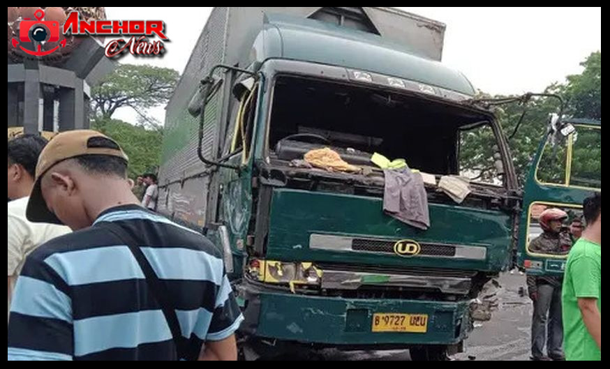 truck tabrak pengendara di cipondoh