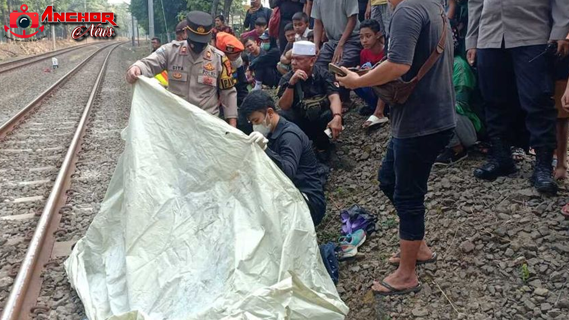 Warga Kebayoran Lama Dikejutkan Kaki Tersangkut di Rel Kereta