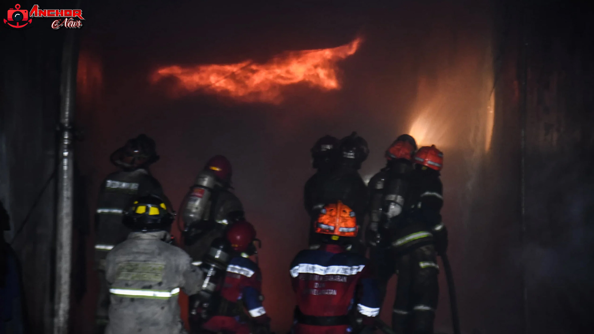 Api Mengamuk! 3 Pabrik di Bandung Terbakar, 12 Mobil Damkar