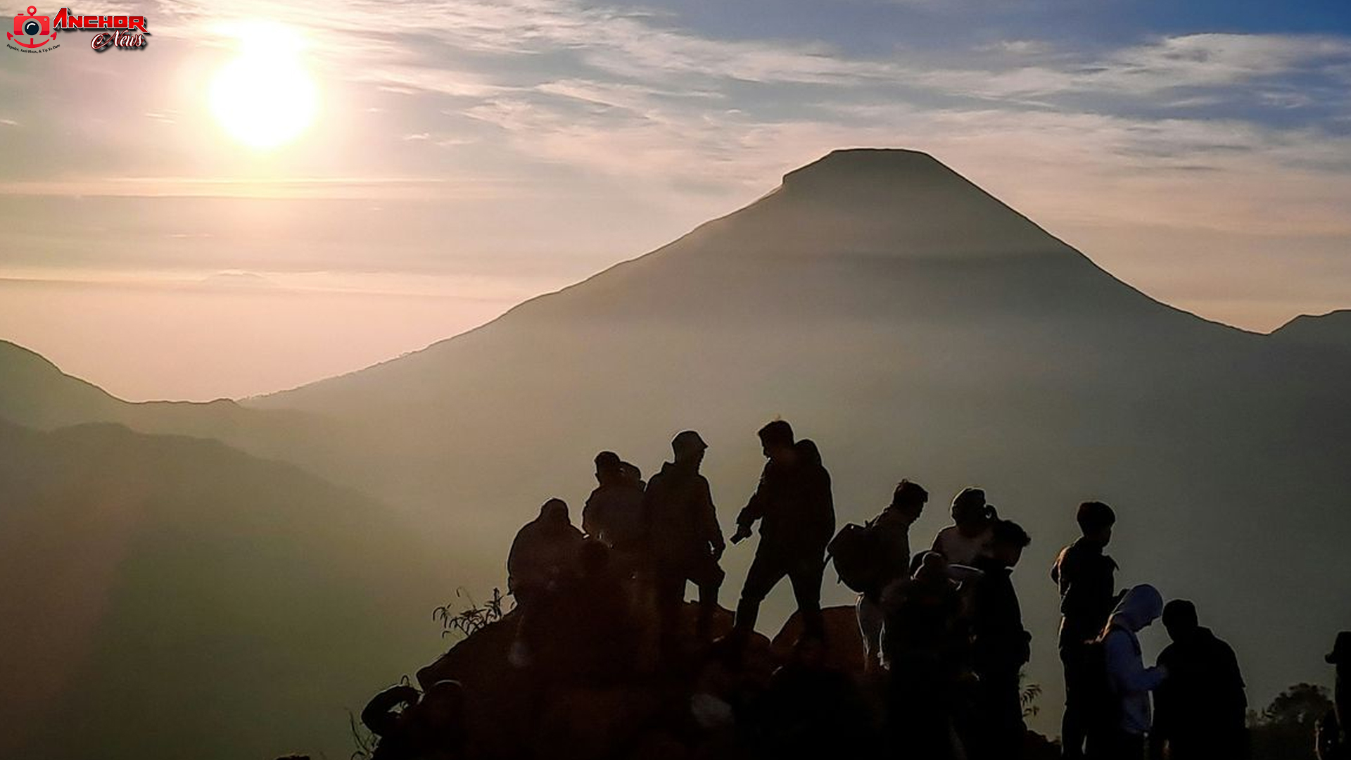 Pendaki Muda Terjatuh di Gunung Slamet, Tim SAR Terus Mencari