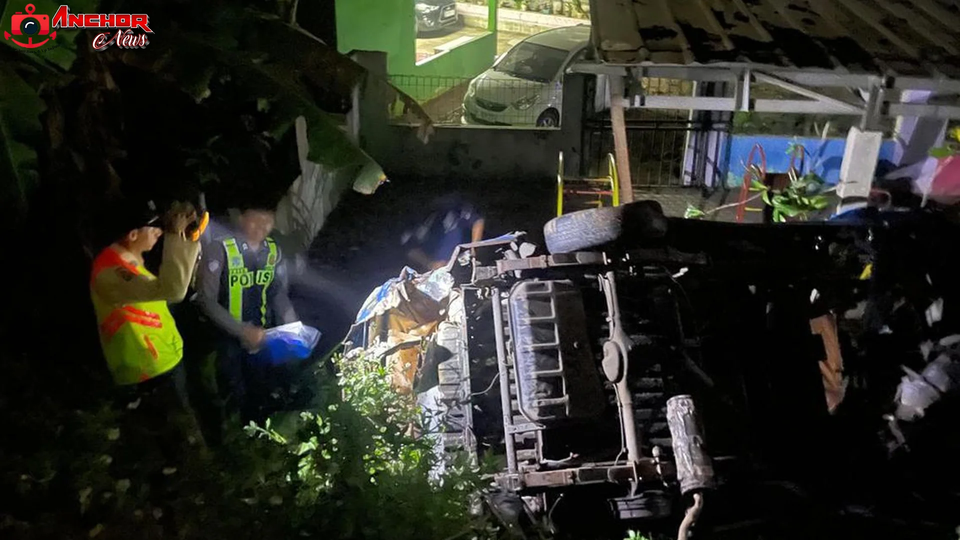 Angkot Ringsek Setelah Tertabrak Kereta Barang di Perlintasan Gunung Putri Bogor