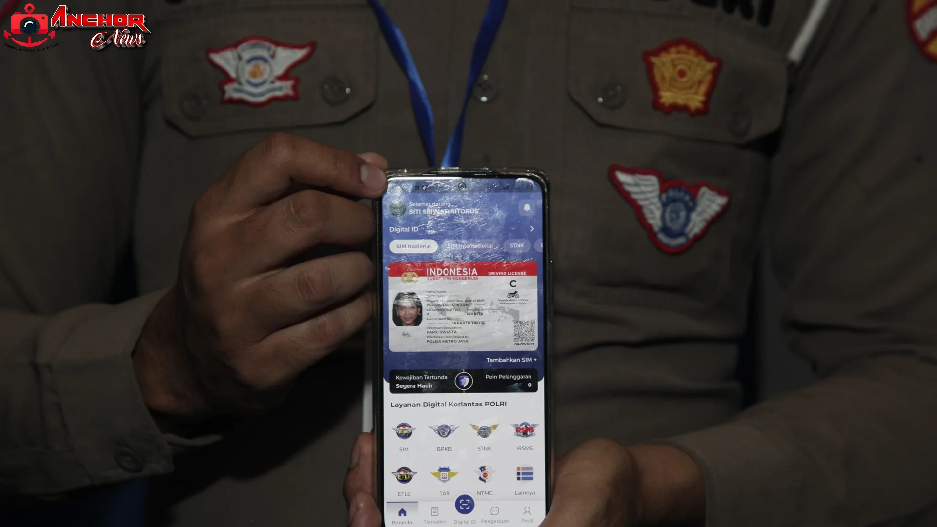 SIM digital Korlantas Polri dengan tampilan barcode dinamis di layar smartphone untuk verifikasi data pengendara
