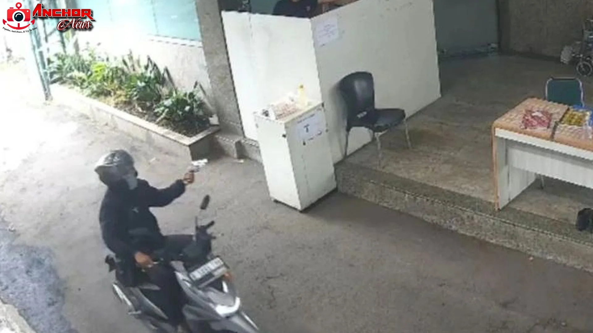 Polisi mengamankan pelaku maling motor yang menodongkan pistol di RS Duren Sawit Jakarta Timur