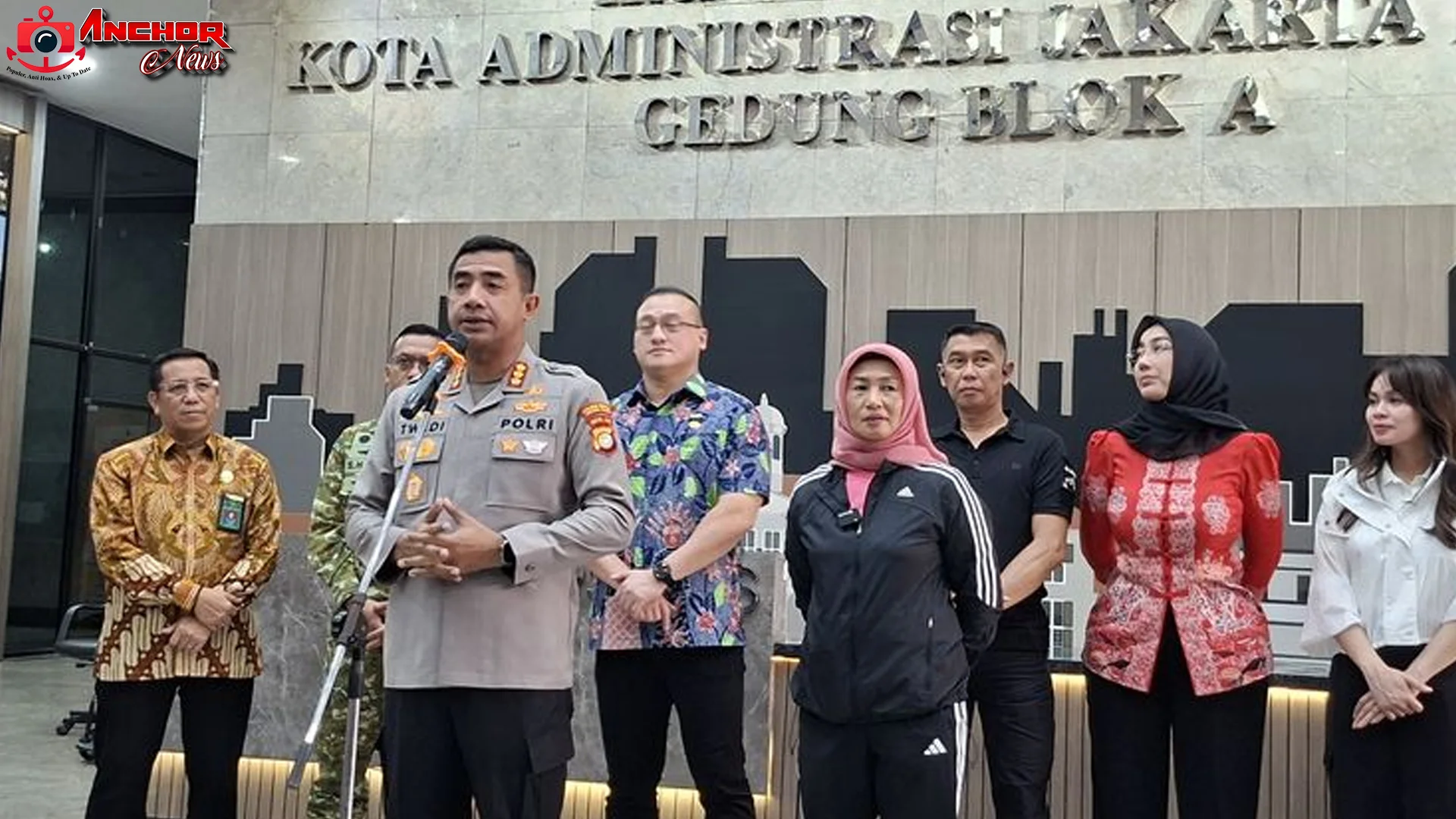 Petugas Polisi Melakukan Patroli di Wilayah Jakarta Barat Terkait Aksi Begal Jakbar