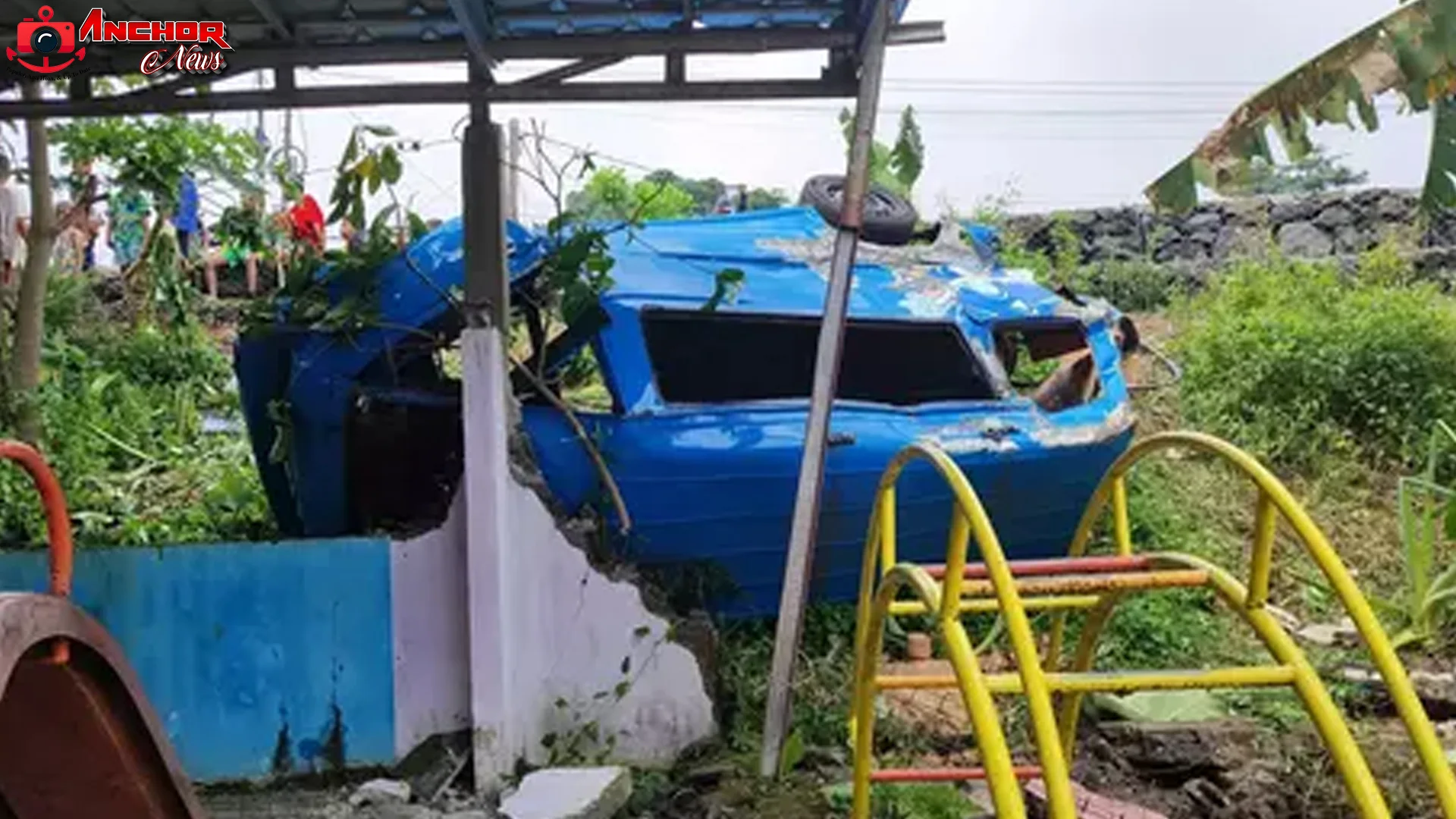 Angkot Ringsek Setelah Tertabrak Kereta Barang di Perlintasan Gunung Putri Bogor